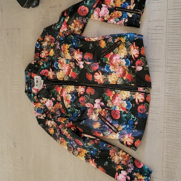 Jacket, floral, leather like sz L women.  Quilted detail back, cuffs & shoulder - Picture 6 of 8